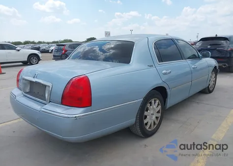 2009 Lincoln Town Car Signature Limited from USA, damaged, VIN 2LNHM82V39X636940